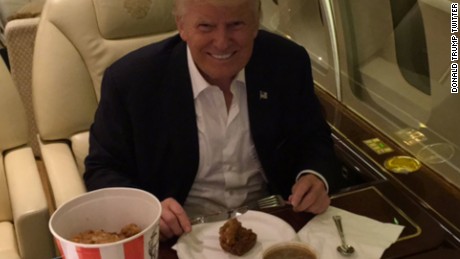 160802090304-donald-trump-eats-kfc-with-knife-and-fork-large-169.jpg